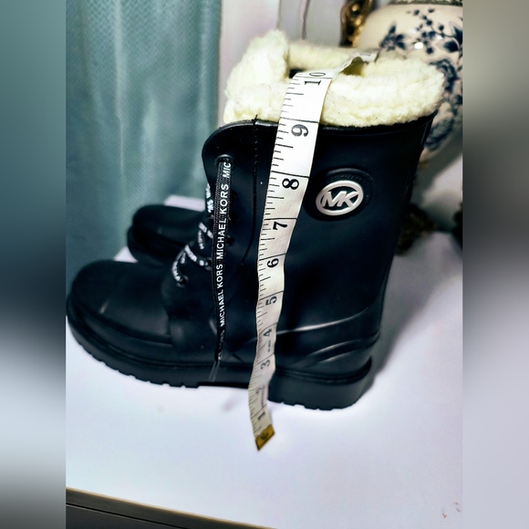 Super comfortable, soft and warm, Michael Kors Faux Shearling-Lined Rain Boots. - Picture 10 of 16